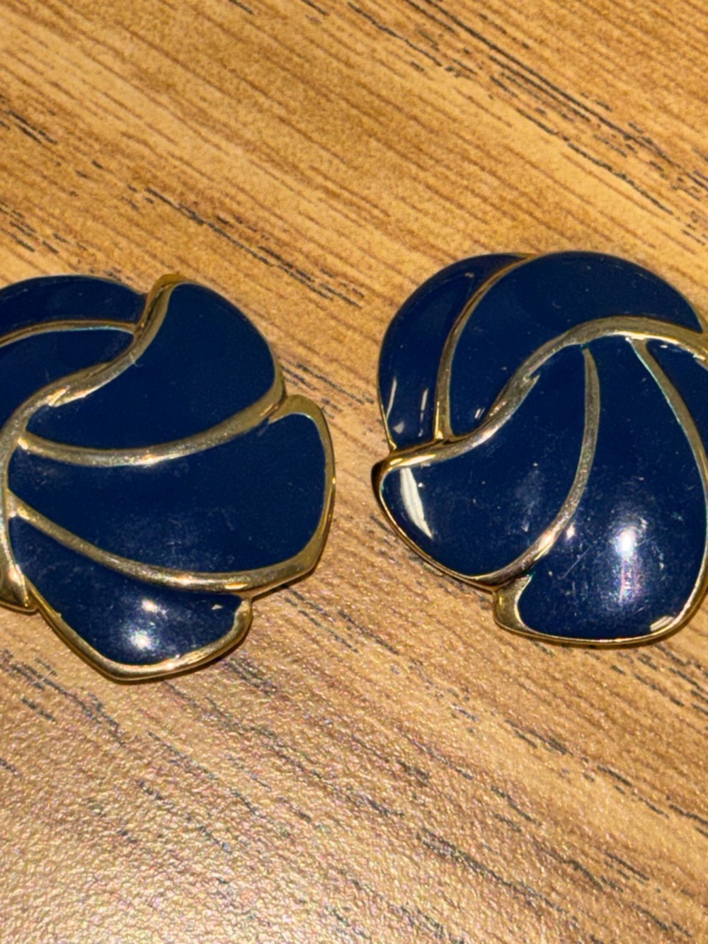 Vintage estate sale Women’s Navy Enamel Floral Clip Earrings - Gold Trim - Picture 4 of 4